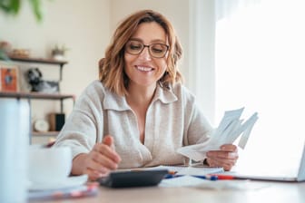 Zufriedene Arbeitnehmerin: Im Dezember bekommen Angestellte etwas mehr Geld überwiesen.