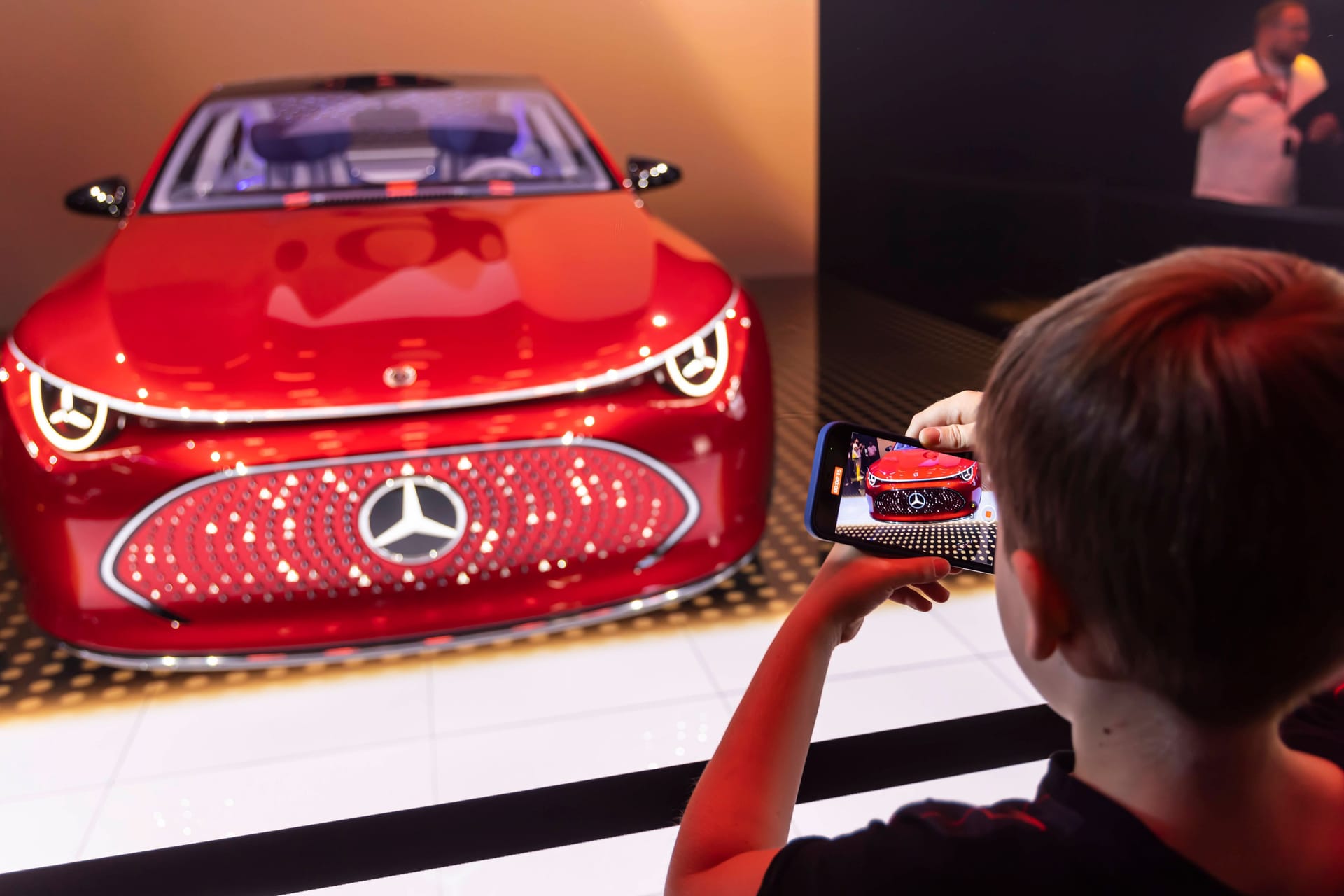 Ein junger Besucher auf der IAA 2023 (Archivbild): Etliche Hersteller und Zulieferer wollen auch 2025 wieder nach München kommen.