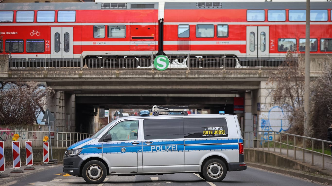 Polizeiauto steht an der Rosenstraße, im Hintergrund fährt eine S-Bahn (Archivbild):