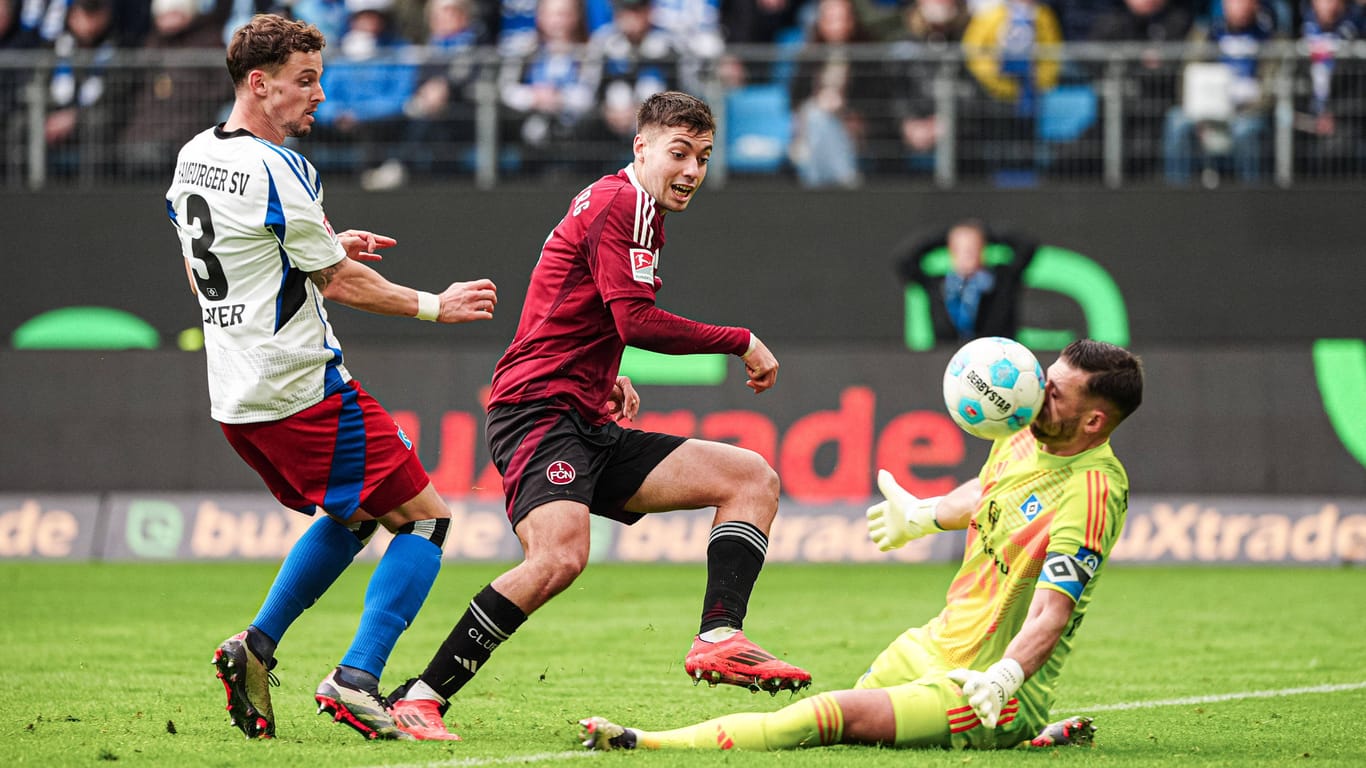 Druckphase: Nürnbergs Stefanos Tzimas (M.) bei der Torchance gegen HSV-Keeper Daniel Heuer Fernandes.