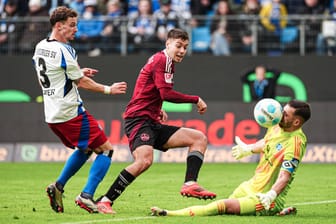 Druckphase: Nürnbergs Stefanos Tzimas (M.) bei der Torchance gegen HSV-Keeper Daniel Heuer Fernandes.