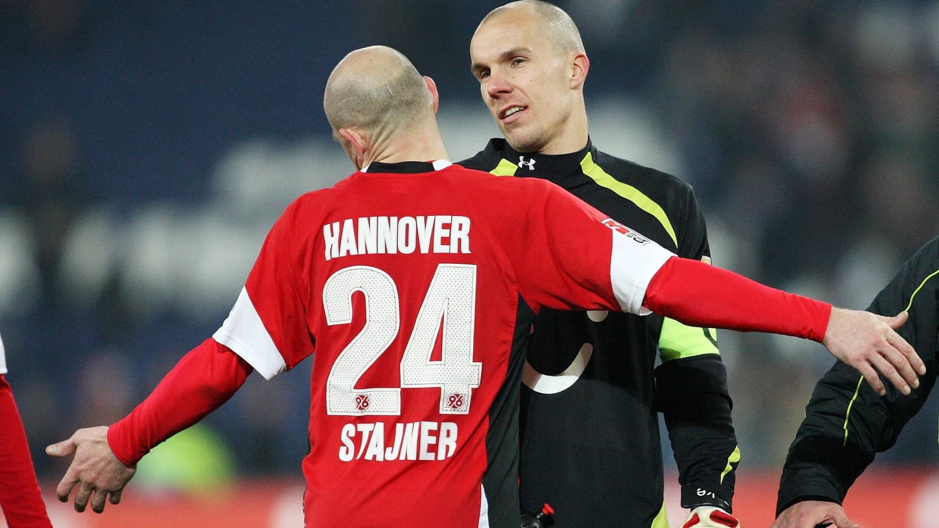 Robert Enke (r.) spricht mit Jiří Štajner (Archivbild): Der Todestag des 96-Torhüters jährt sich zum 15. Mal.