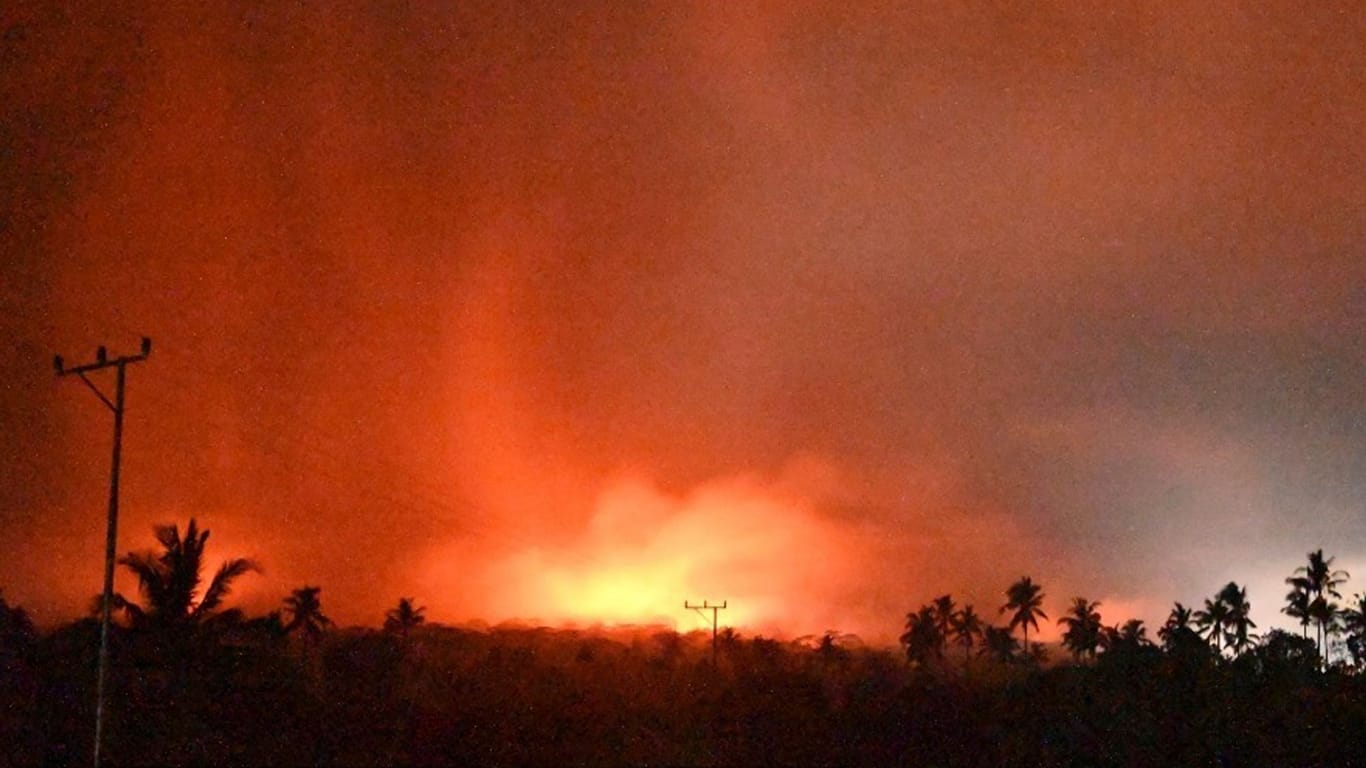 Auf diesem Foto leuchtet der Himmel nach dem Ausbruch des Vulkans Lewotobi Laki-Laki.