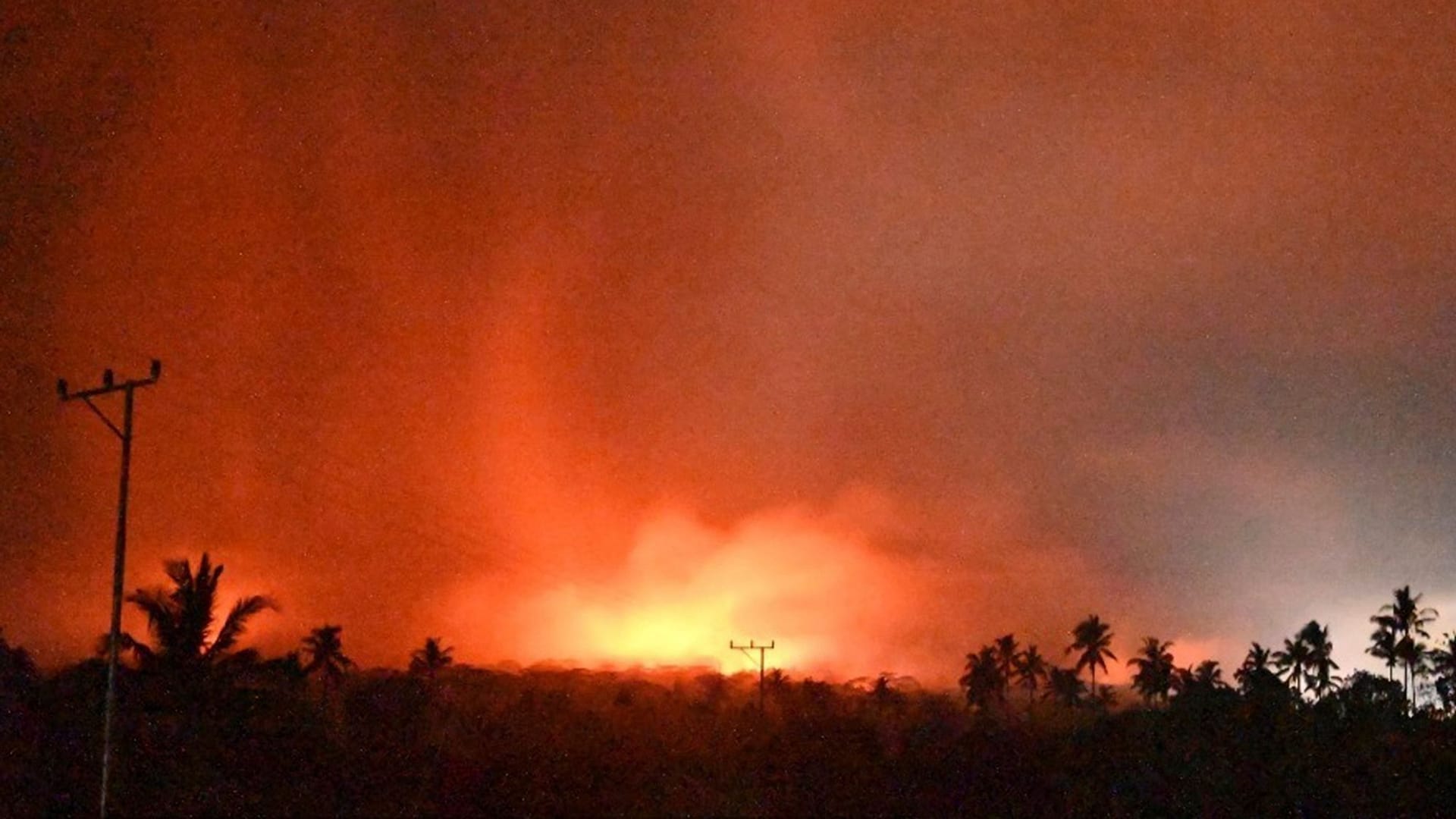 Auf diesem Foto leuchtet der Himmel nach dem Ausbruch des Vulkans Lewotobi Laki-Laki.