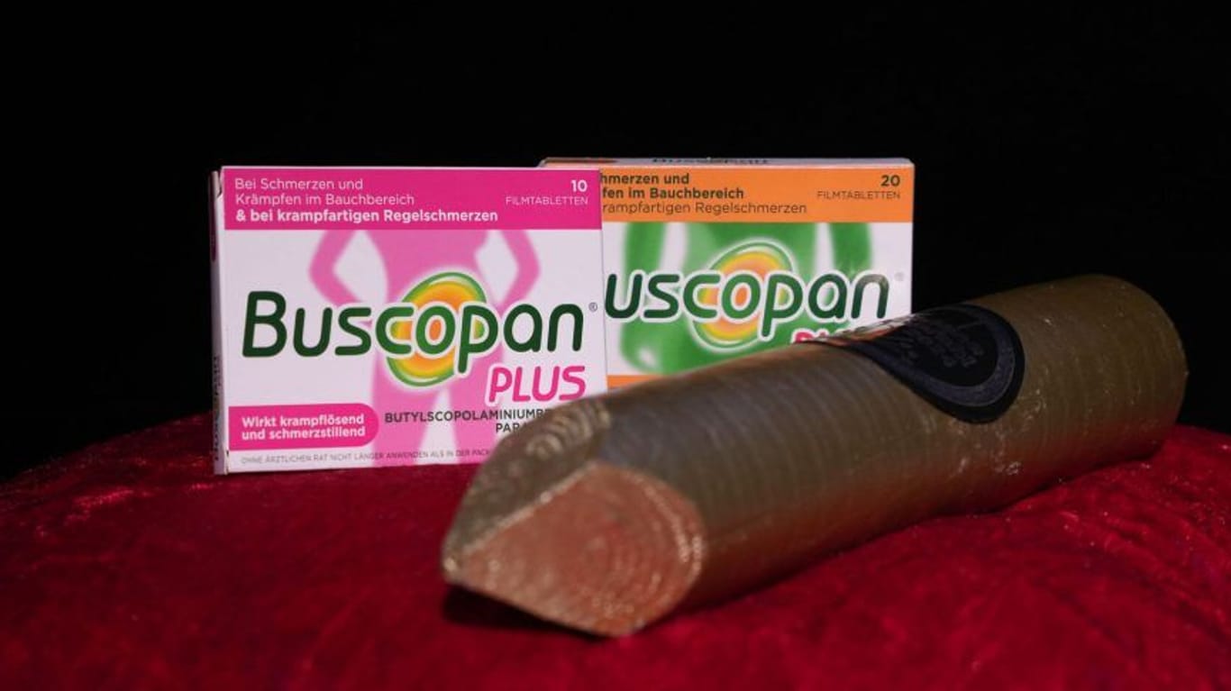 Gleiches Produkt, für Frauen teurer: das Medikament "Buscopan Plus Pink" in einer stereotypen pinkfarbenen Verpackung (links).