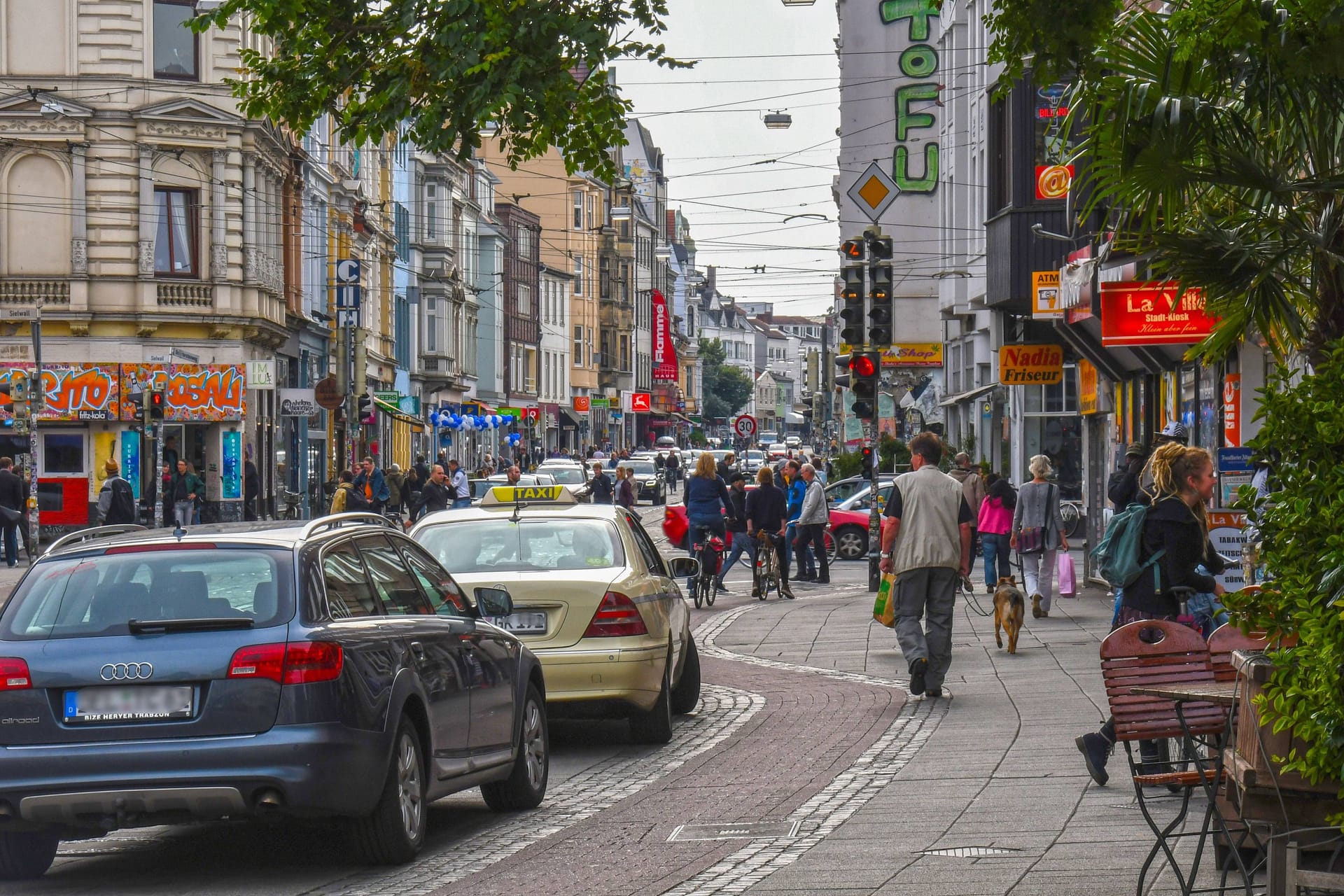 Belebter Strassenzug im Ostertagviertel in Bremen (Symbolbild): Die Grundsteuerform war aufgrund eines Urteils des Bundesverfassungsgerichts nötig.