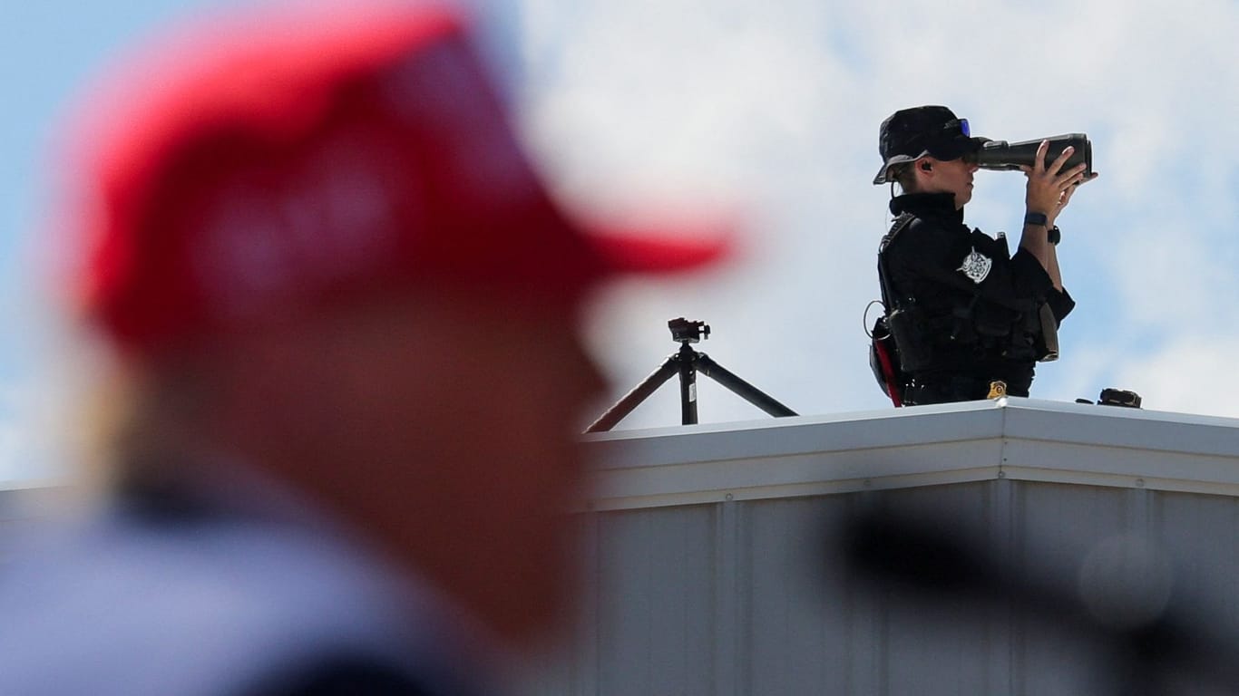 Donald Trump bei einer Wahlkampfveranstaltung, beschützt von Scharfschützen.