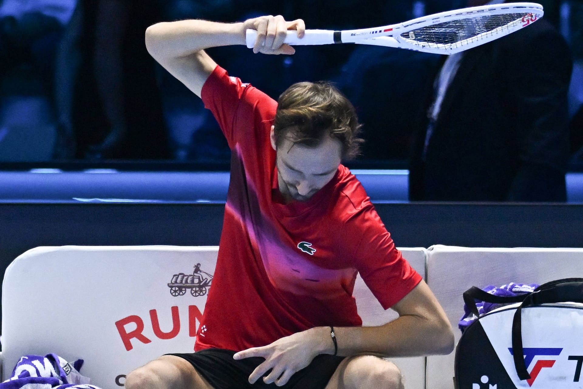 Daniil Medwedew verliert beim Tennisturnier in Turin die Fassung.