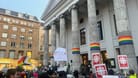 Der Theaterplatz ist gut gefüllt: Viele Protestgruppen sind gekommen.