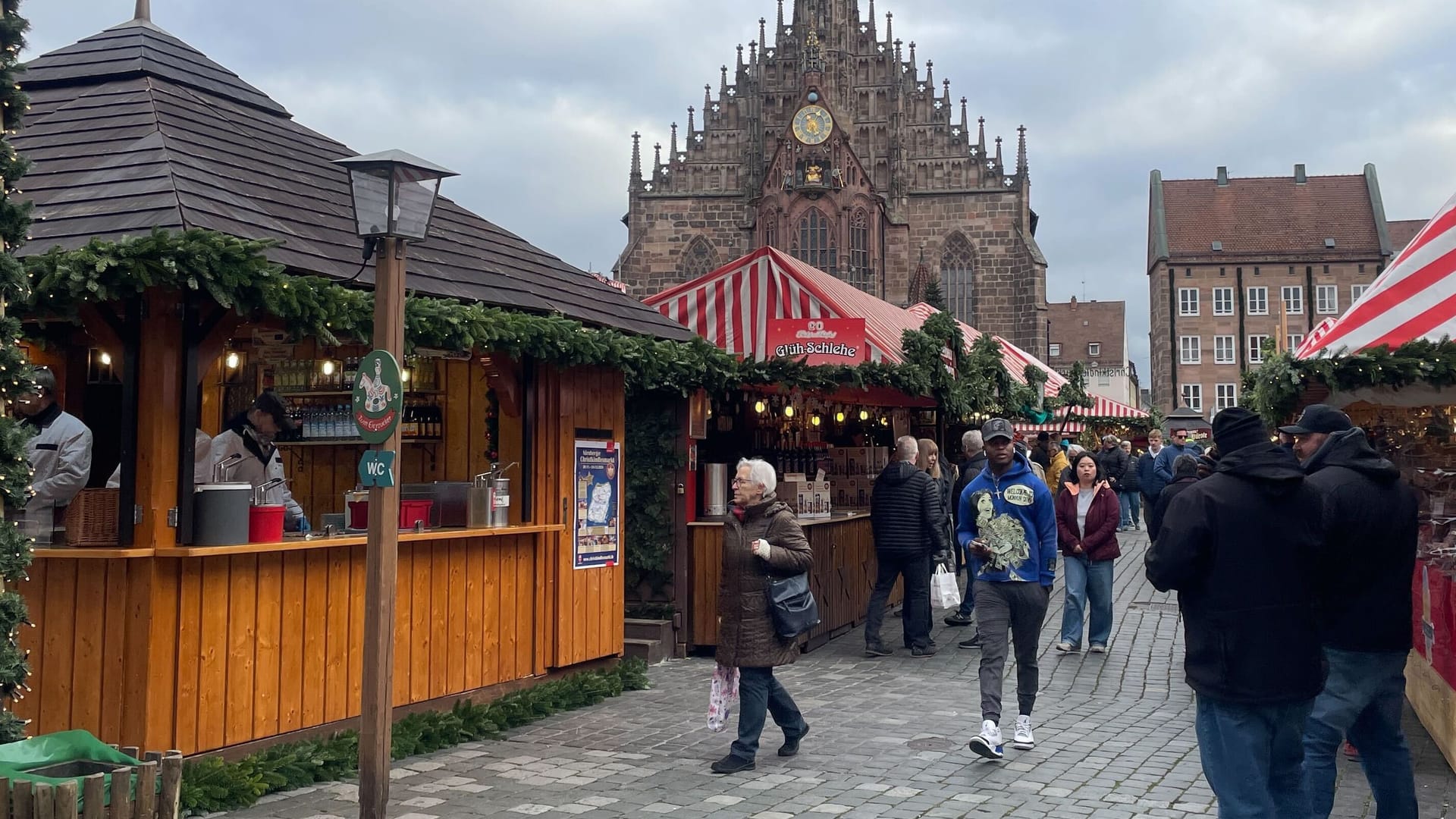 Der Nürnberger Christkindlesmarkt: Die ersten Stände sind eröffnet.