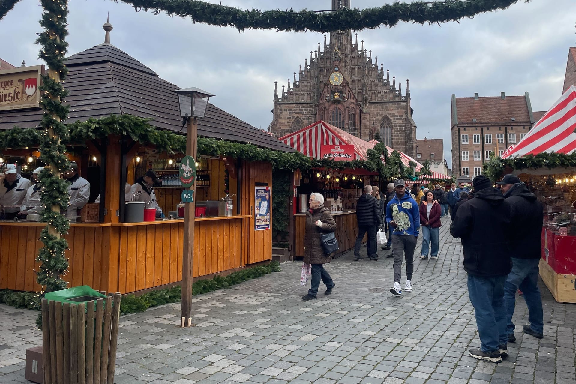 Der Nürnberger Christkindlesmarkt: Die ersten Stände sind eröffnet.