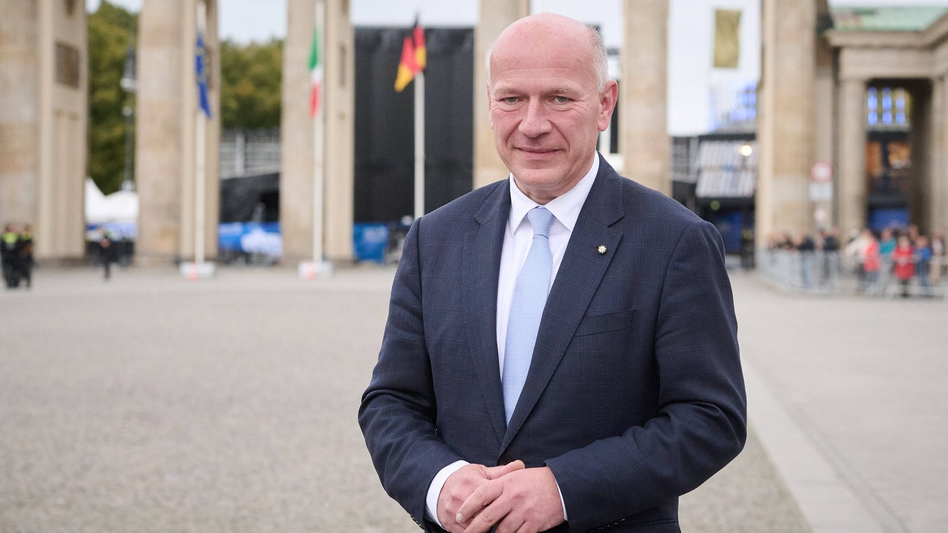 Kai Wegner vor dem Brandenburger Tor (Archivbild): Der Bürgermeister wünscht sich an einigen Orten der Stadt mehr Hochhäuser.