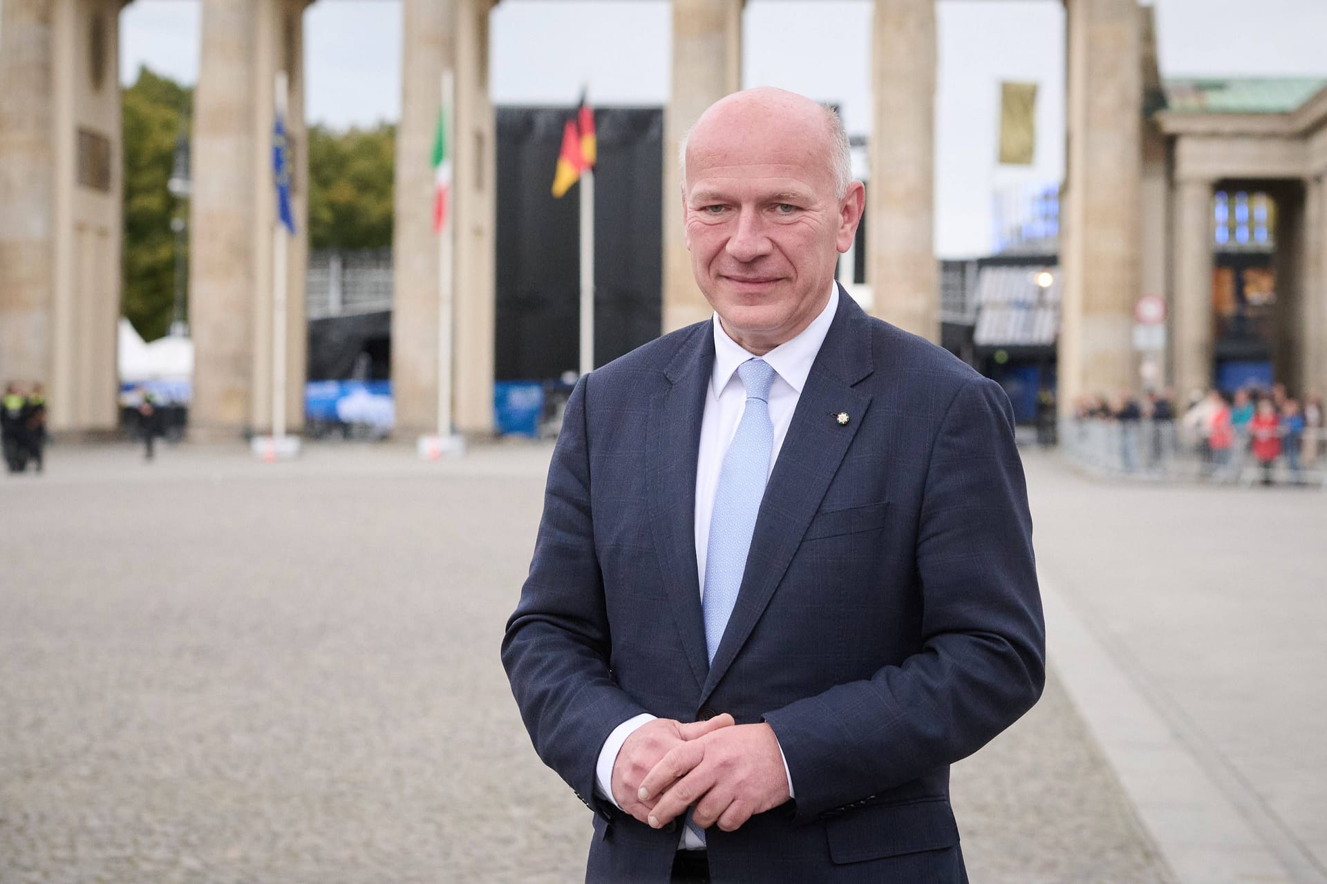 Kai Wegner vor dem Brandenburger Tor (Archivbild): Der Bürgermeister wünscht sich an einigen Orten der Stadt mehr Hochhäuser.