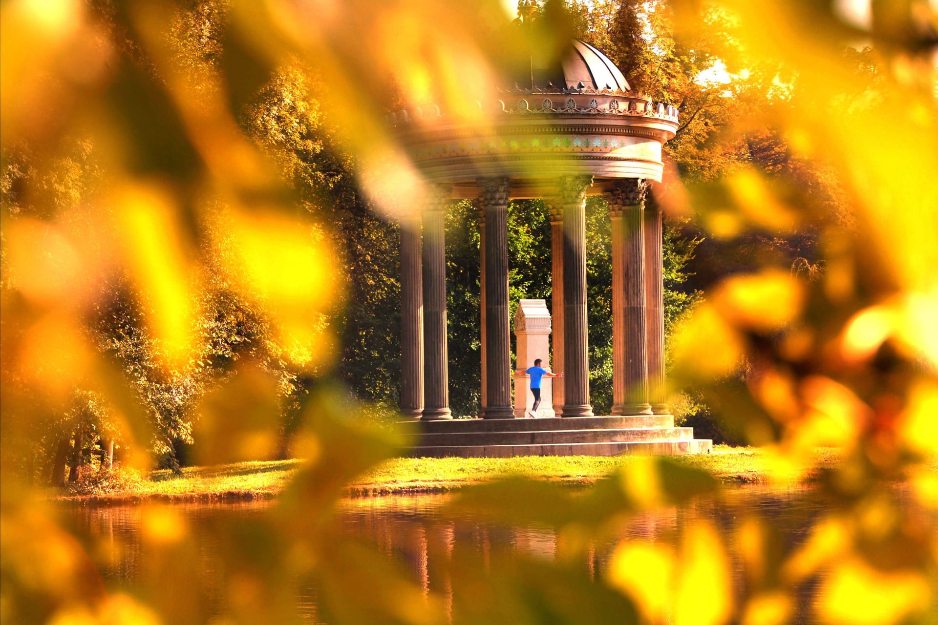 Blick auf den Monopteros im Englischen Garten (Archivbild): Das Wetter am Montag lädt zu einem Herbstspaziergang ein.