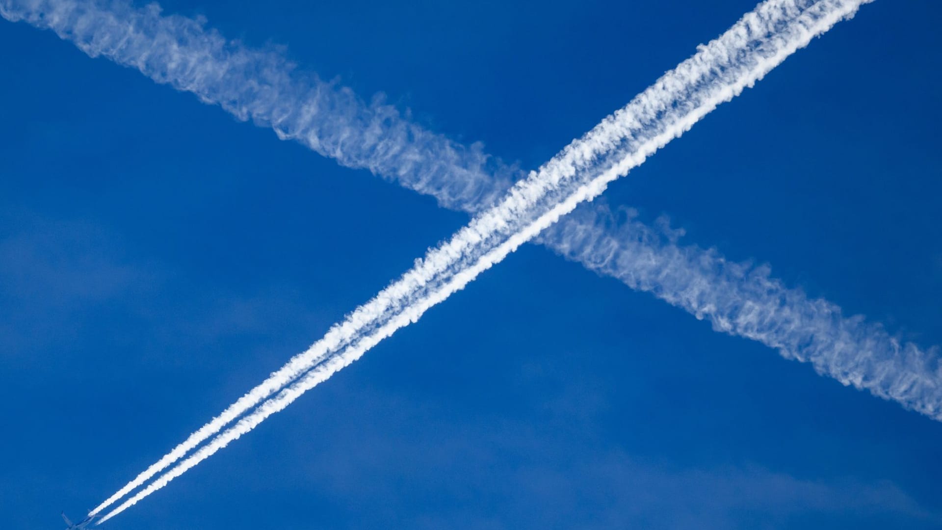 Flugzeug mit Kondensstreifen