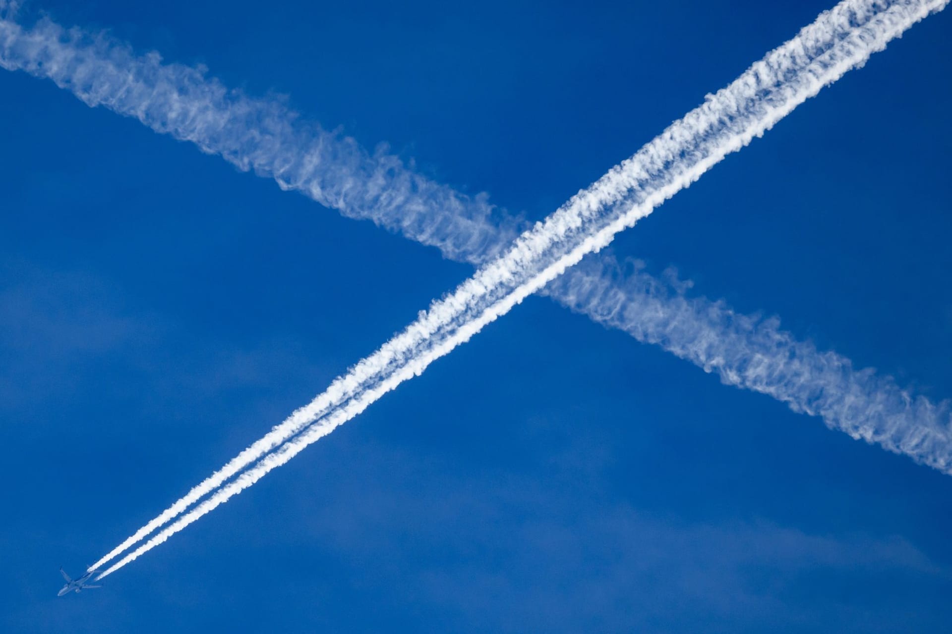 Flugzeug mit Kondensstreifen