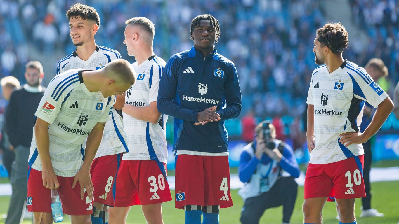 Fabio Baldé umringt von seinen HSV-Teamkollegen: Der Youngster hat am ersten Spieltag sein Profidebüt gegeben.