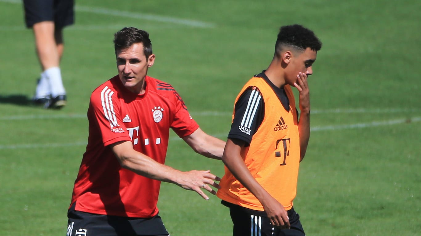 Jamal Musiala und Miroslav Klose (l.): Der Weltmeister war U17-Trainer, als der offensive Mittelfeldspieler zum FC Bayern kam.