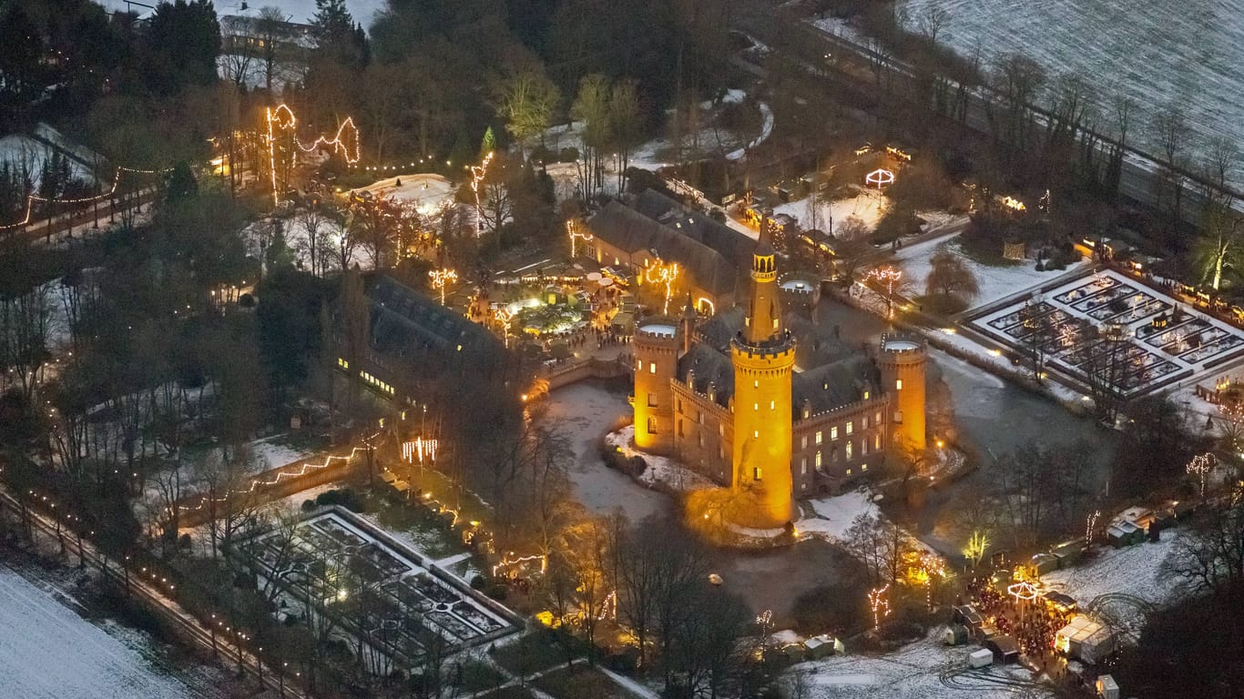 Schloss Moyland von oben (Archivbild): Hier findet jährlich ein besonderer Weihnachtsmarkt statt.