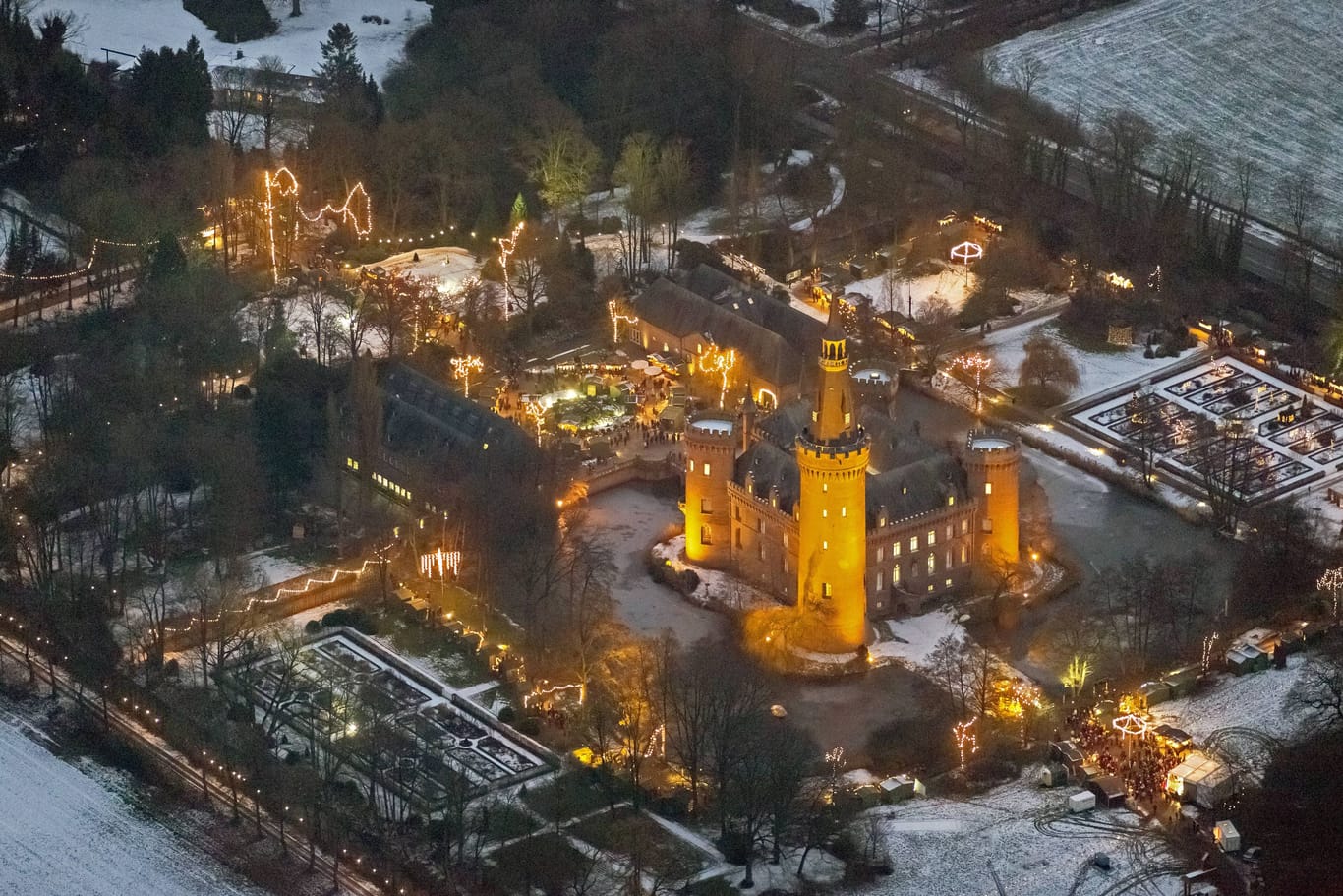 Schloss Moyland von oben (Archivbild): Hier findet jährlich ein besonderer Weihnachtsmarkt statt.