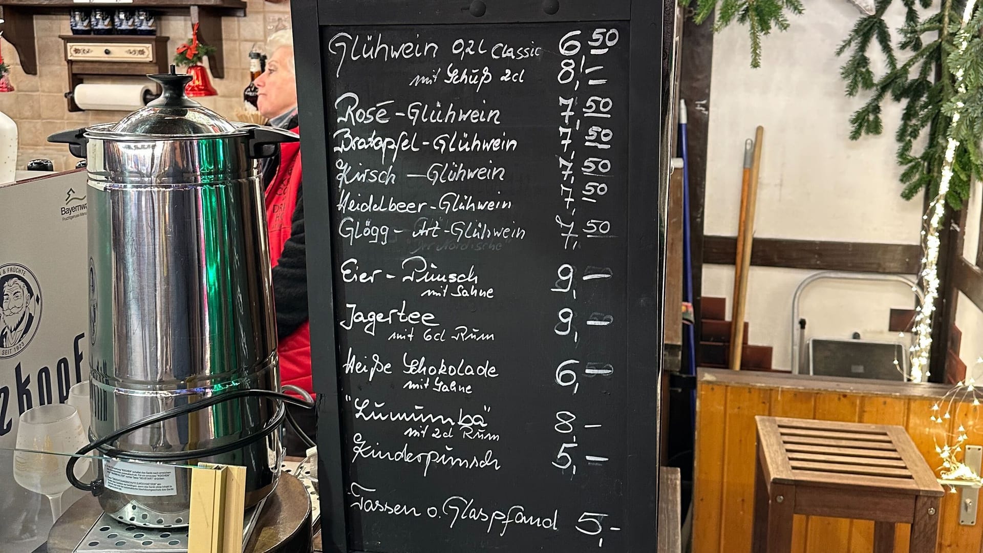 Eine Tasse Glühwein mit Schuss kostet inklusive Pfand 13 Euro.