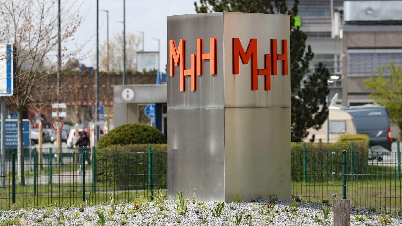 Das Logo der MHH (Symbolbild): Auf dem Gelände für den Neubau der Klinik gibt es einen Bombenverdacht.