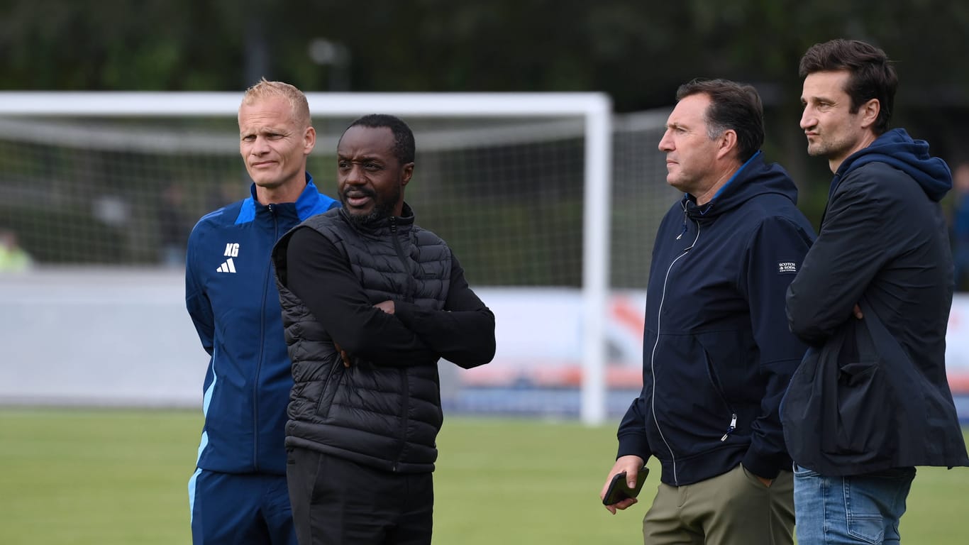 Waren nicht auf einer Linie: Karel Geraerts (l.), Ben Manga (2.v.l.), Marc Wilmots (3.v.l.) und Vorstandschef Matthias Tillmann.