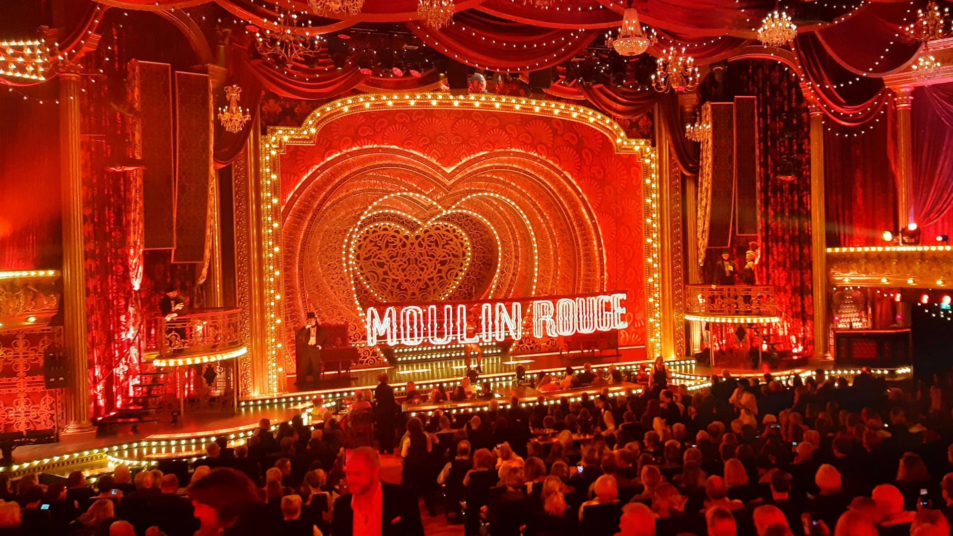 Bühnenbild des "Moulin Rouge": Sinató musste zunächst durch das Casting der Broadway-Firma, bevor er mitspielen durfte.