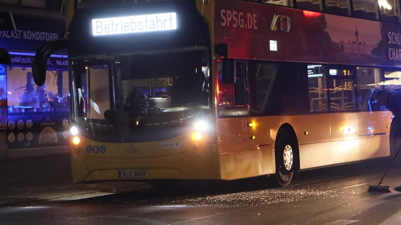 Ein Bus in der Pannierstraße in Neukölln: Das Fahrzeug wurde attackiert.