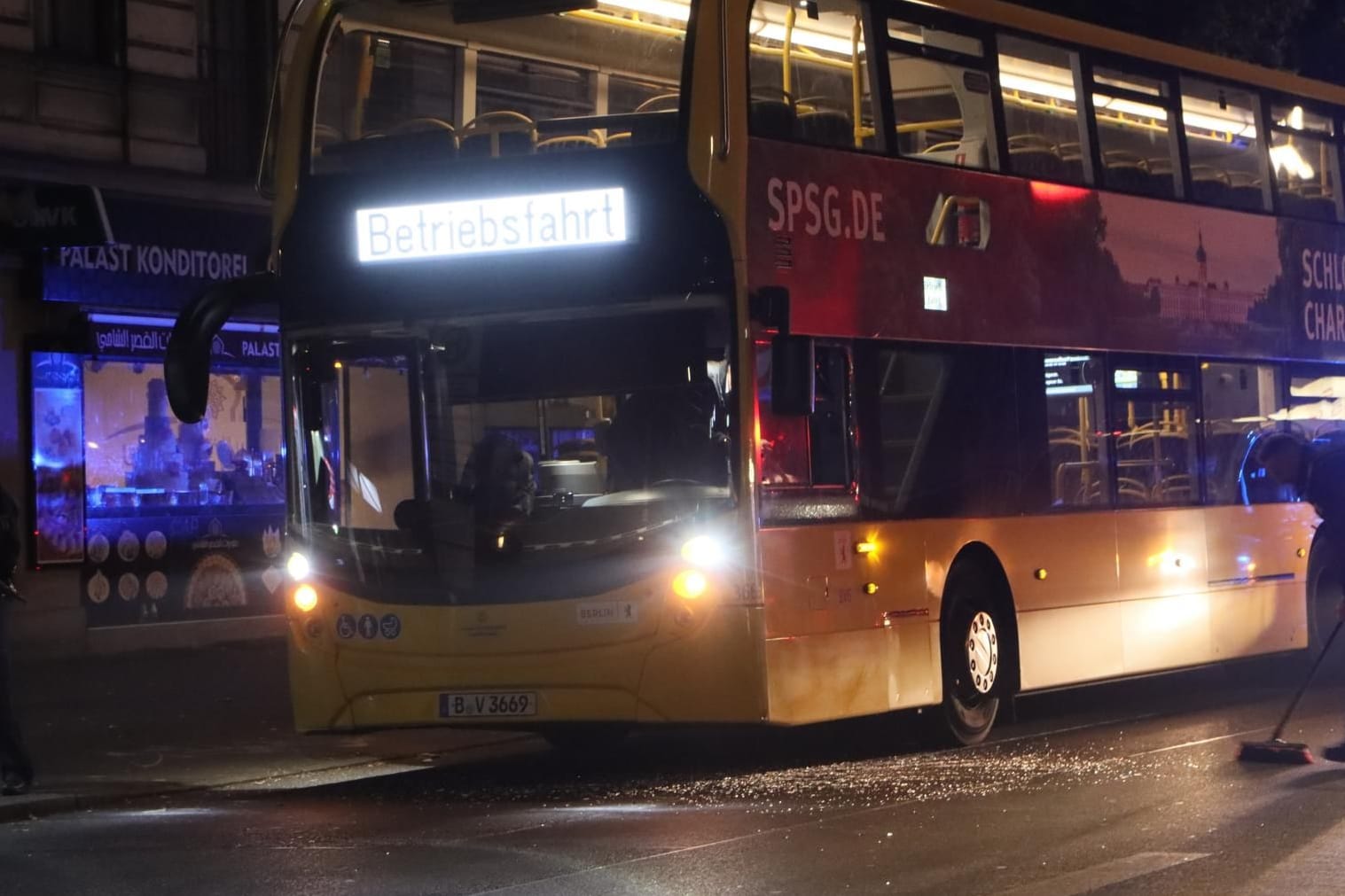 Ein Bus in der Pannierstraße in Neukölln: Das Fahrzeug wurde attackiert.