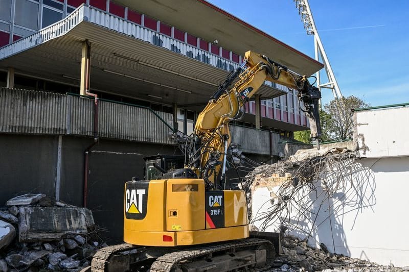 Kürzlich hatte ein Bagger mit dem Abriss des Stadions am Friedrich-Ludwig-Jahn-Sportpark begonnen (Archivbild):