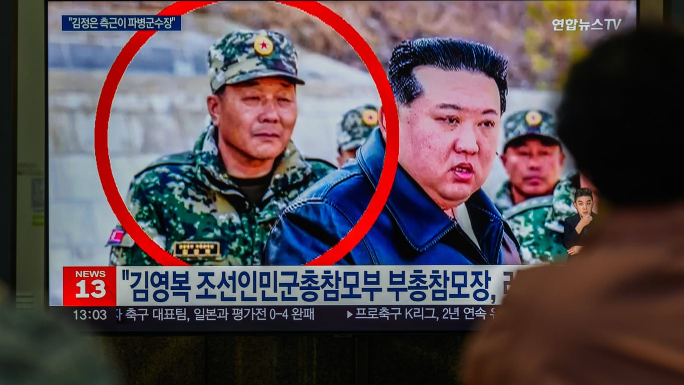 Kim Yong Bok (im roten Kreis) steht hinter Kim Jong-un: Er ist bereits in Moskau eingetroffen, sagen ukrainische Geheimdienstler.