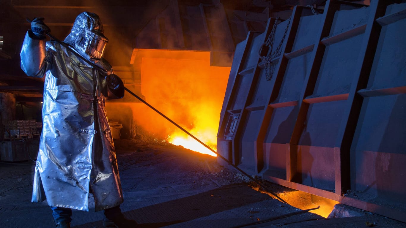 Eisenabstich an einem Hochofen in Eisenhüttenstadt (Symbolbild): Fast 70 Prozent der Betriebe in der metallverarbeitenden Industrie klagen über fehlende Aufträge.