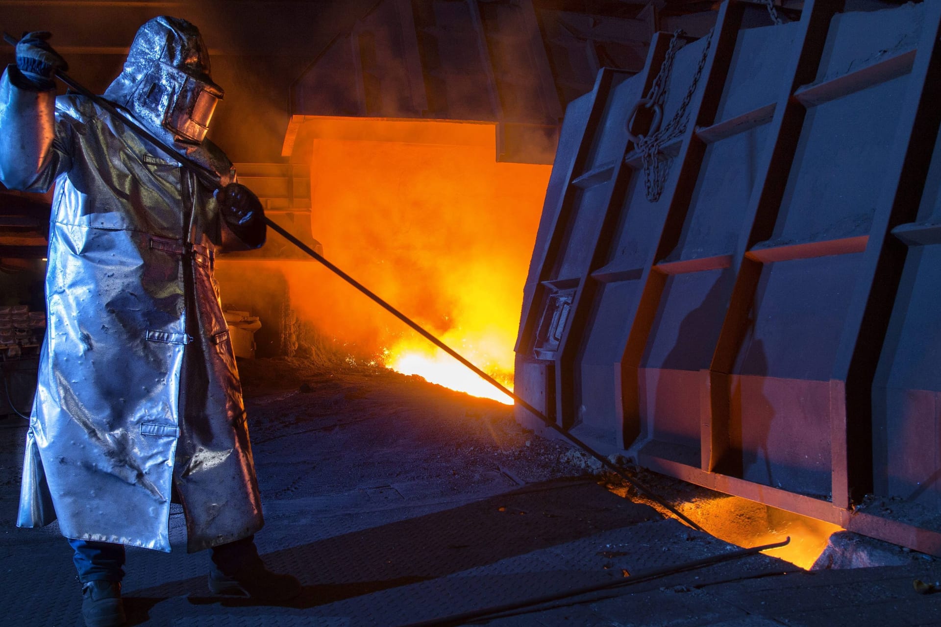 Eisenabstich an einem Hochofen in Eisenhüttenstadt (Symbolbild): Fast 70 Prozent der Betriebe in der metallverarbeitenden Industrie klagen über fehlende Aufträge.