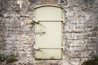 Bunkertür: Der Schutzraum sollte durch Stahlbeton gesichert sein.