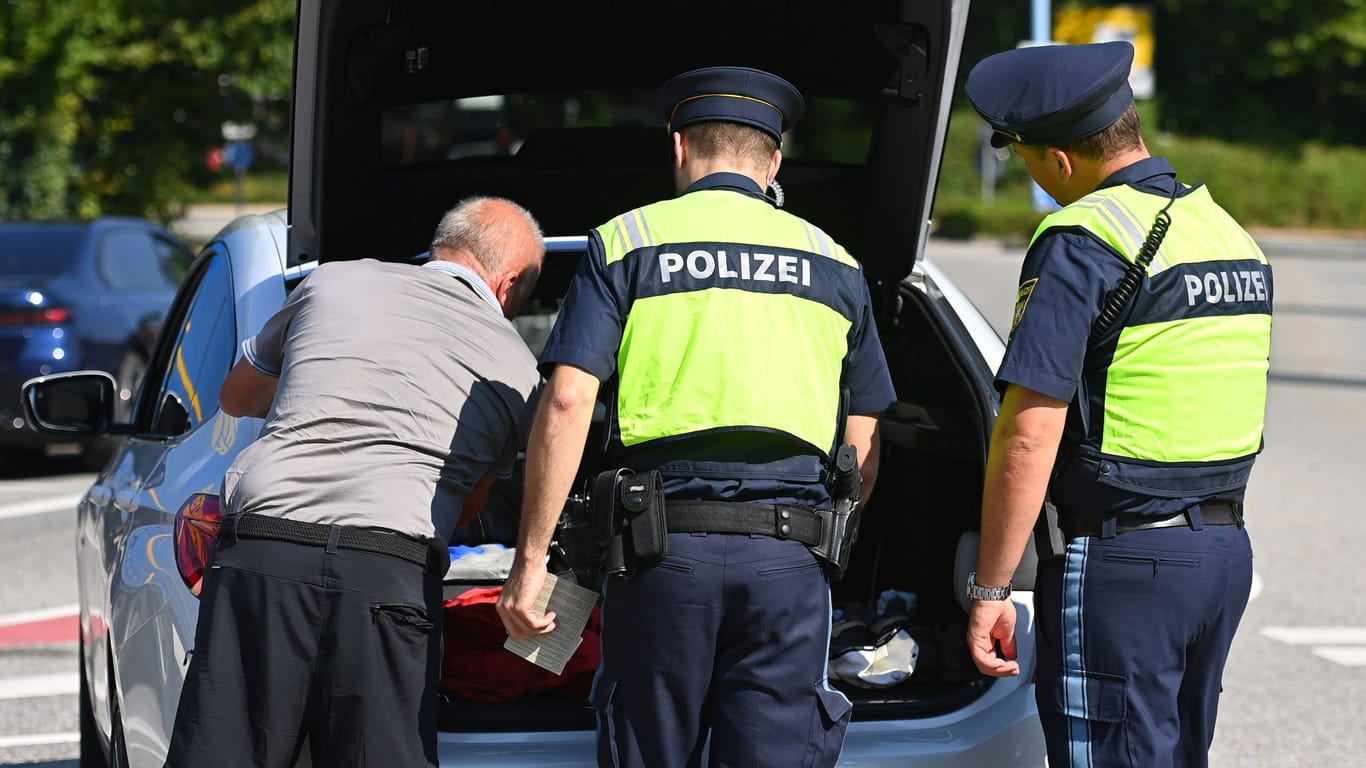 Pflicht im Auto: Ohne gültigen Verbandkasten droht bei Polizeikontrollen ein Bußgeld.