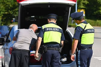 Pflicht im Auto: Ohne gültigen Verbandkasten droht bei Polizeikontrollen ein Bußgeld.