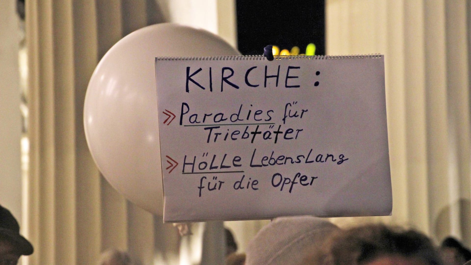Mit Plakaten wie diesen demonstrierten am Montagabend Menschen gegen den Aachener Bischof Helmut Dieser.