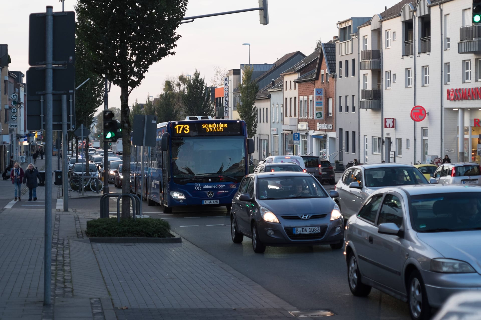 Gefährliche Kreuzungen, dichter Verkehr: Die Trierer Straße in Aachen ist die unfallträchtigste Straße Deutschlands.