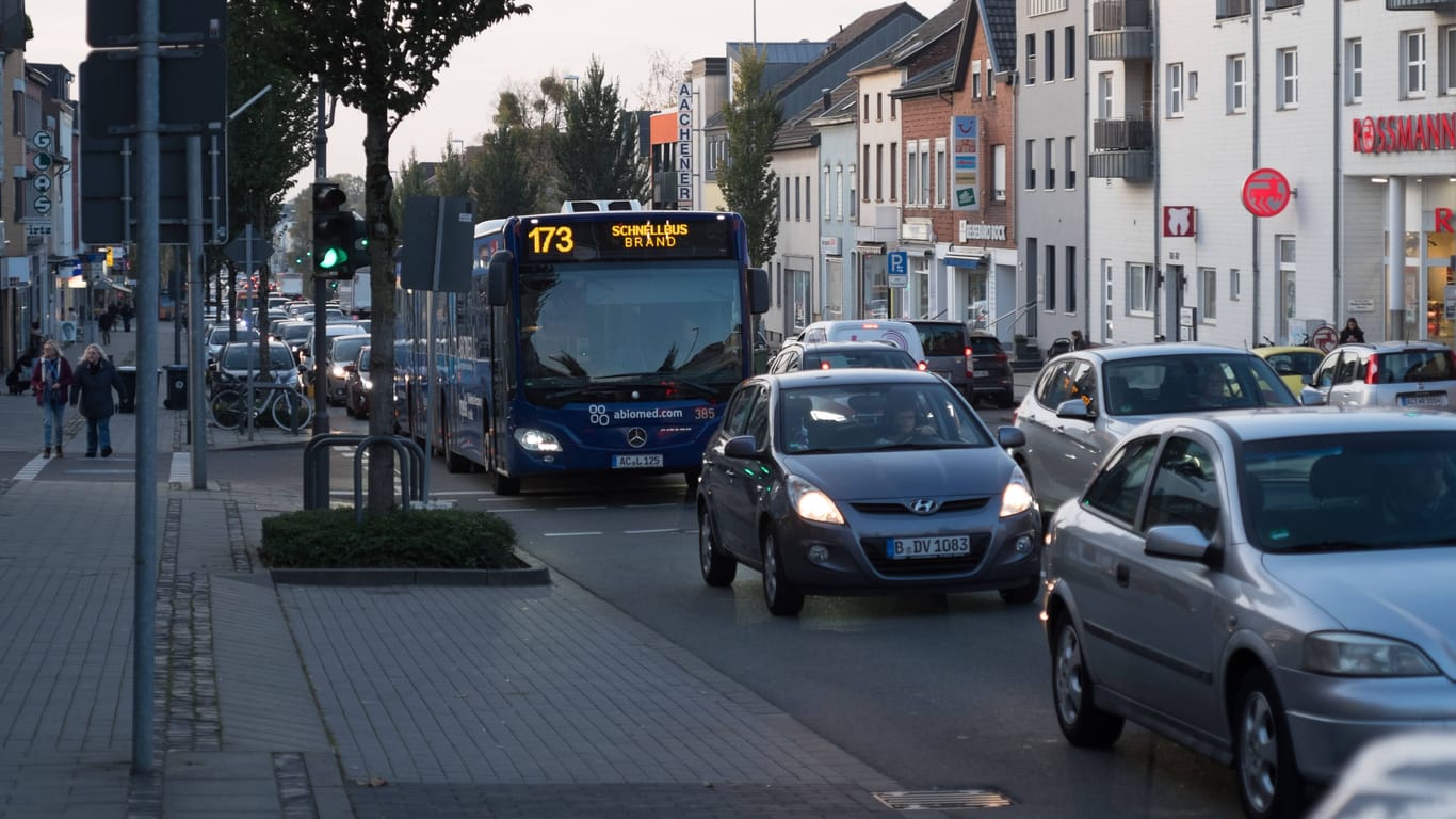 Gefährliche Kreuzungen, dichter Verkehr: Die Trierer Straße in Aachen ist die unfallträchtigste Straße Deutschlands.