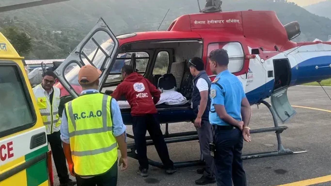 Rettungshubschrauber in Nepal: Dieser Helikopter brachte das Paar nach Kathmandu.