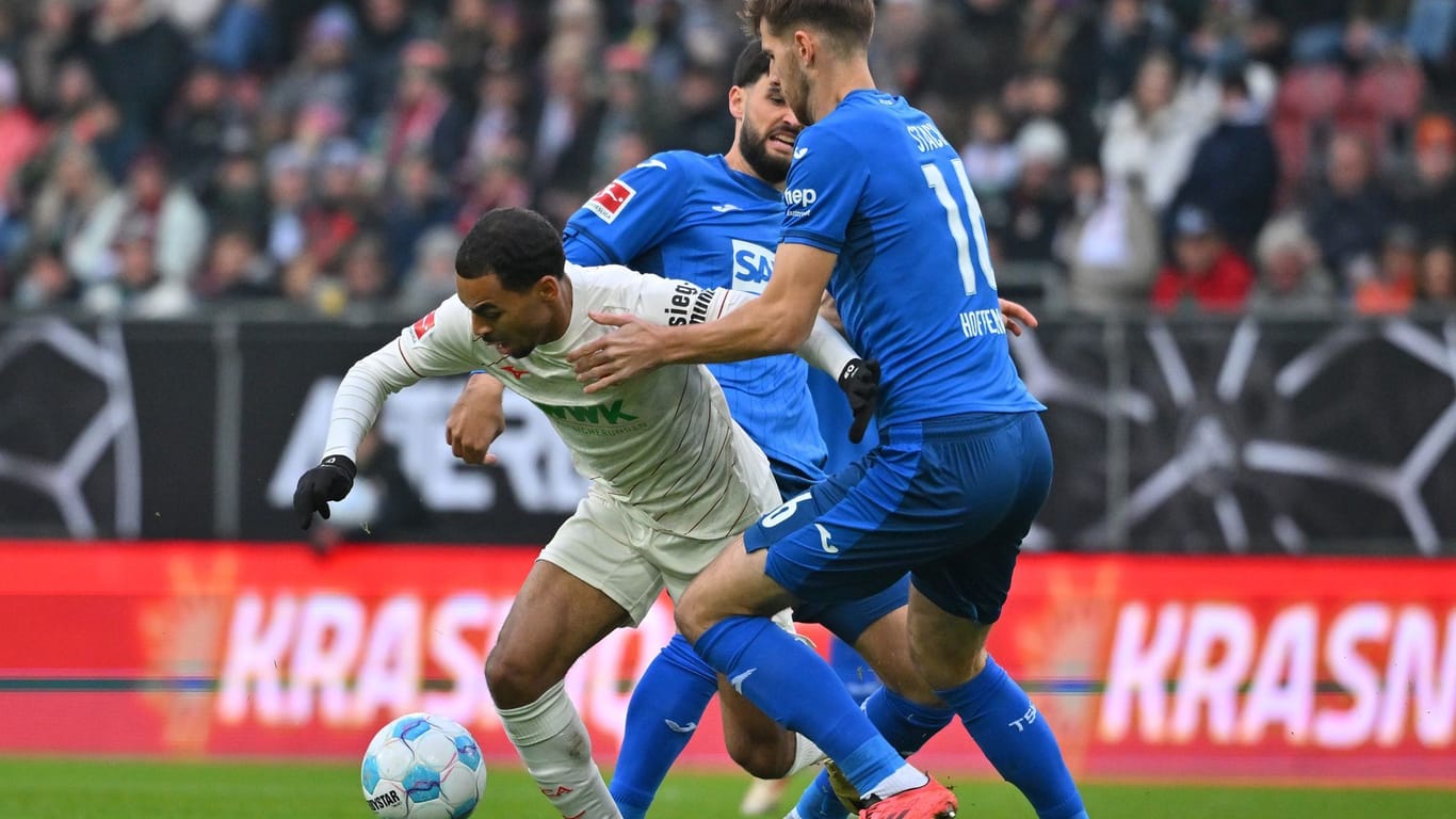 Verbissener Zweikampf: Augsburgs Alexis Claude-Maurice (li.) im Duell mit Hoffenheims Anton Stach.