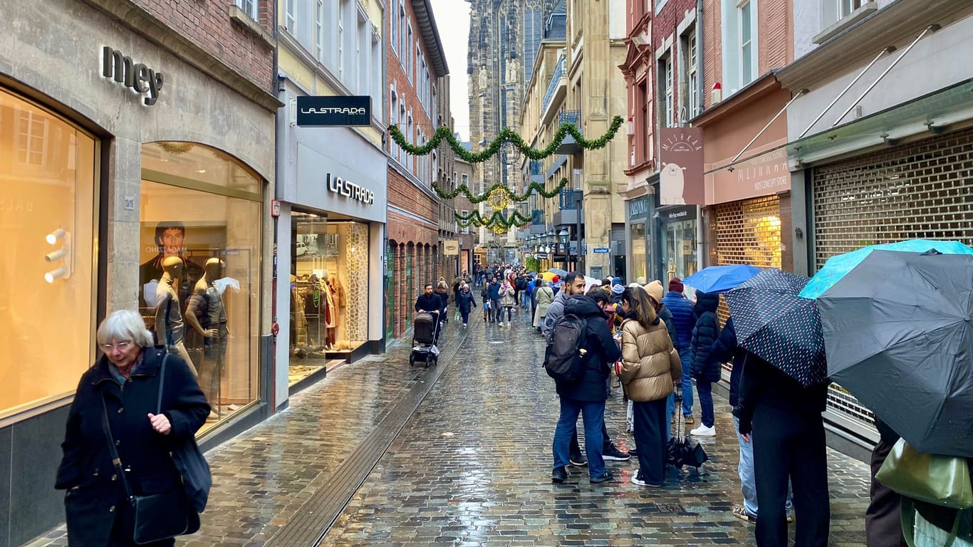 Mehr als 150 Menschen waren aus Belgien, Düsseldorf, Köln und Aachen zur Lindt-Filiale am Aachener Dom gekommen, um ein Stück der begehrten Dubai-Schokolade zu kaufen.