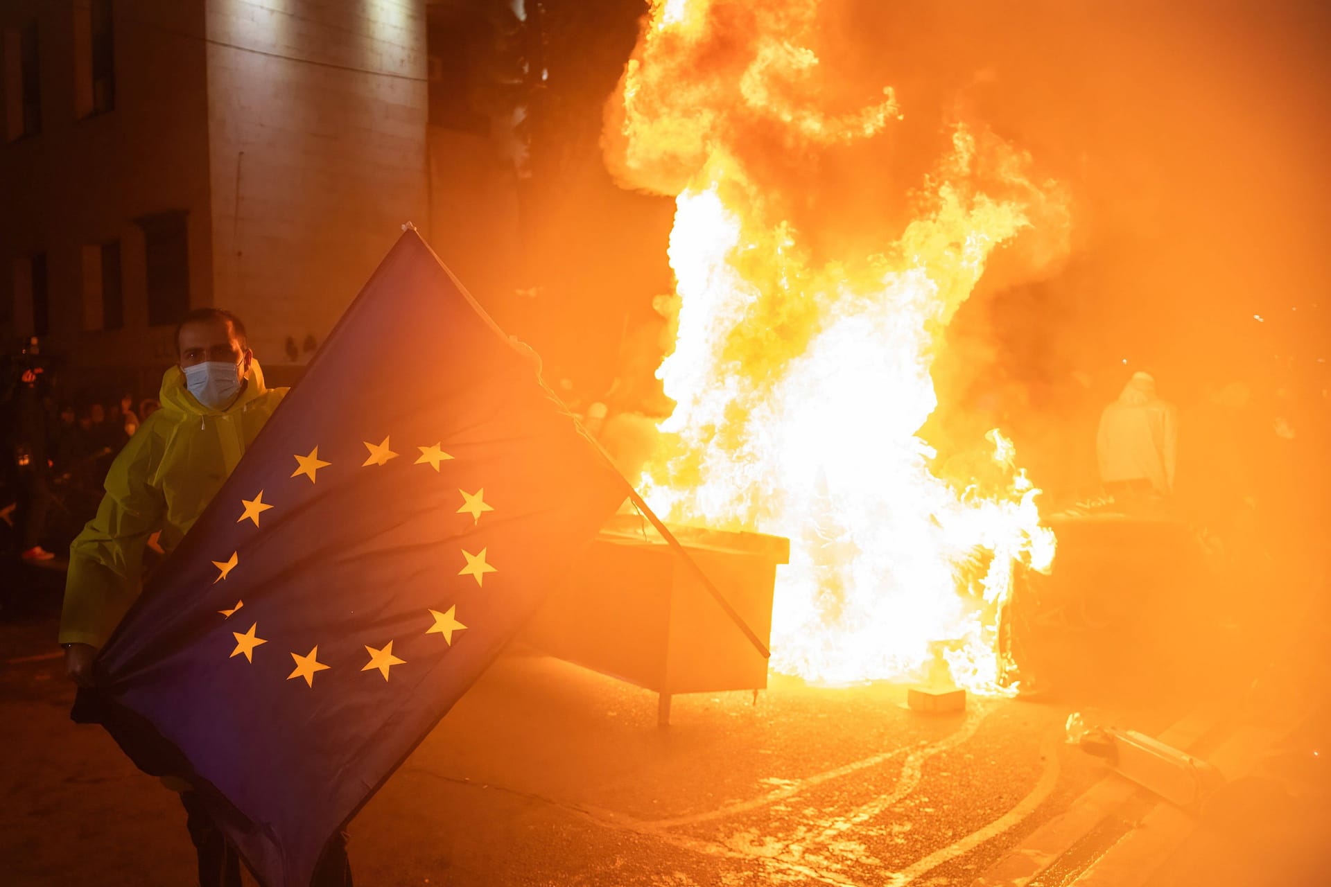 Ein Demonstrant mit der europäischen Flagge in Tiflis.