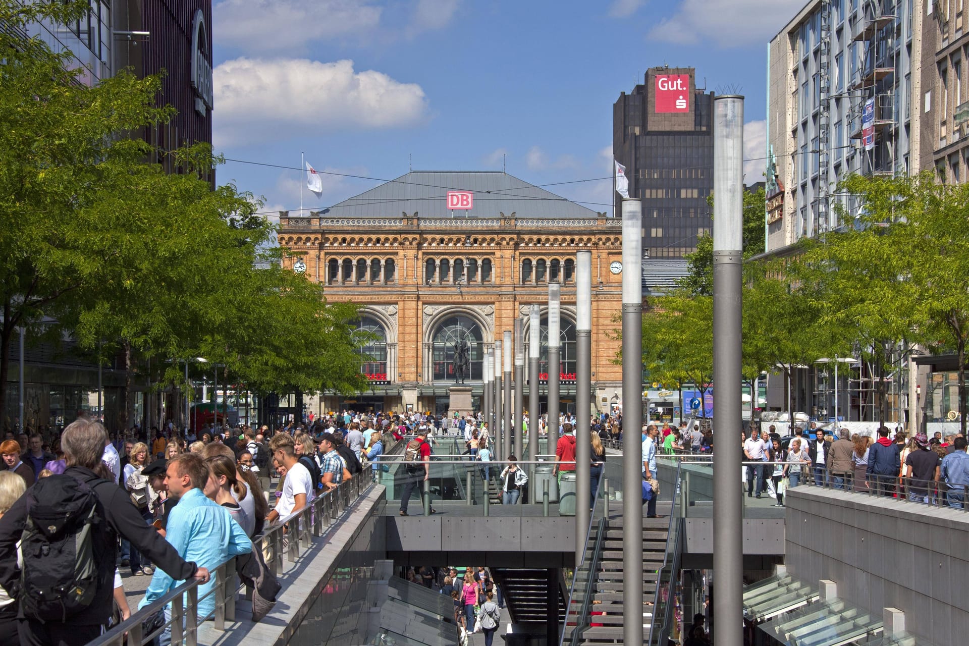 Die Niki de Saint Phalle Promenade, die zum Hauptbahnhof in Hannover führt (Symbolbild): Niedersachsen muss jährlich auf Millionen verzichten.