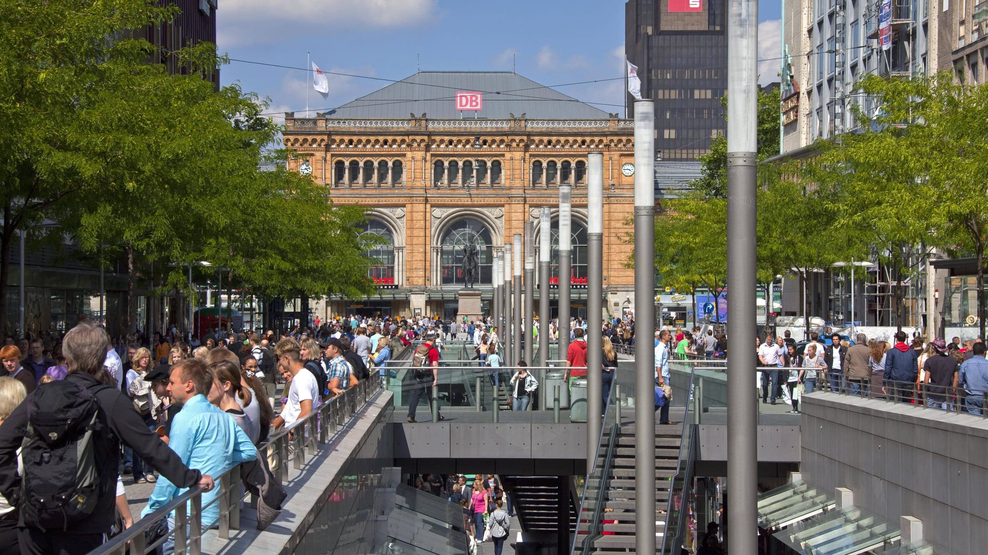 Die Niki de Saint Phalle Promenade, die zum Hauptbahnhof in Hannover führt (Symbolbild): Niedersachsen muss jährlich auf Millionen verzichten.