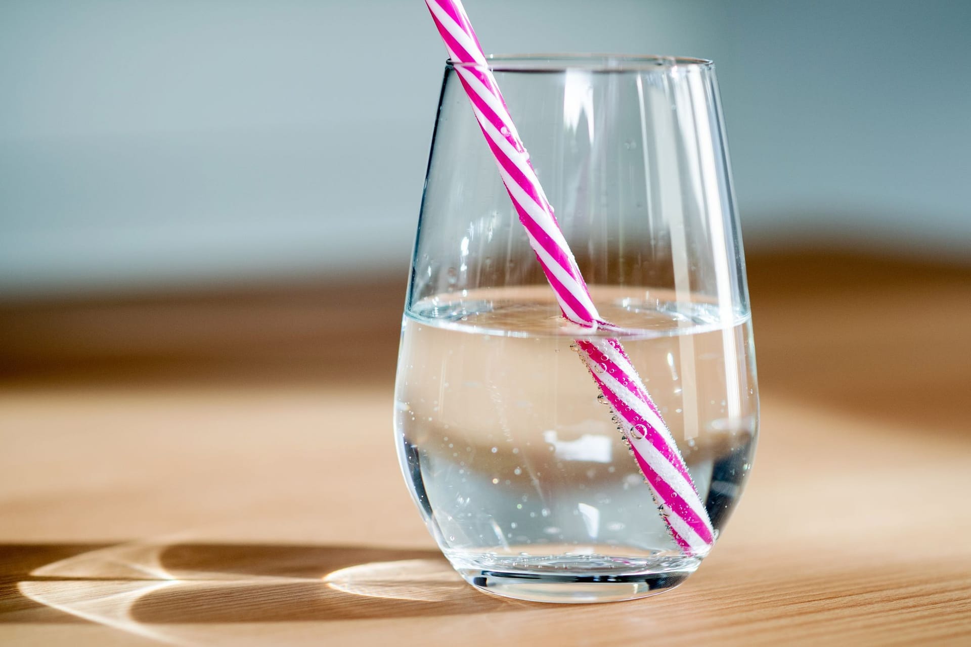 Ein Glas Wasser mit einem Trinkhalm