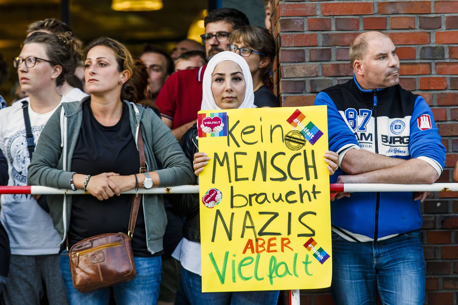 Menschen bei einer Demonstration gegen rechte Hetze und Rassismus (Symbolbild): Besonders in den Bezirken Mitte und Nord kommt es immer wieder zu entsprechenden Strafraten.