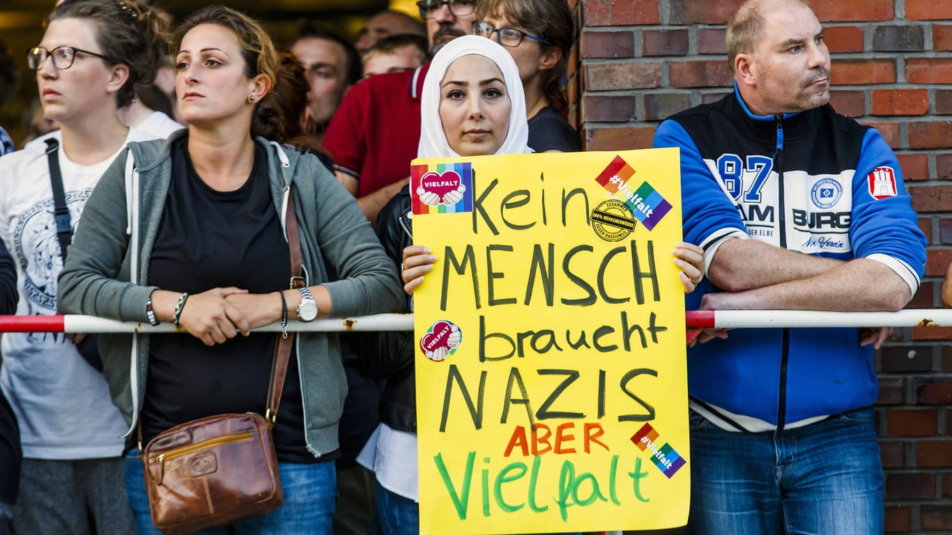 Menschen bei einer Demonstration gegen rechte Hetze und Rassismus (Symbolbild): Besonders in den Bezirken Mitte und Nord kommt es immer wieder zu entsprechenden Strafraten.