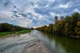 Wolken über München (Archivbild): Im Tagesverlauf lockert es nur vereinzelt auf.